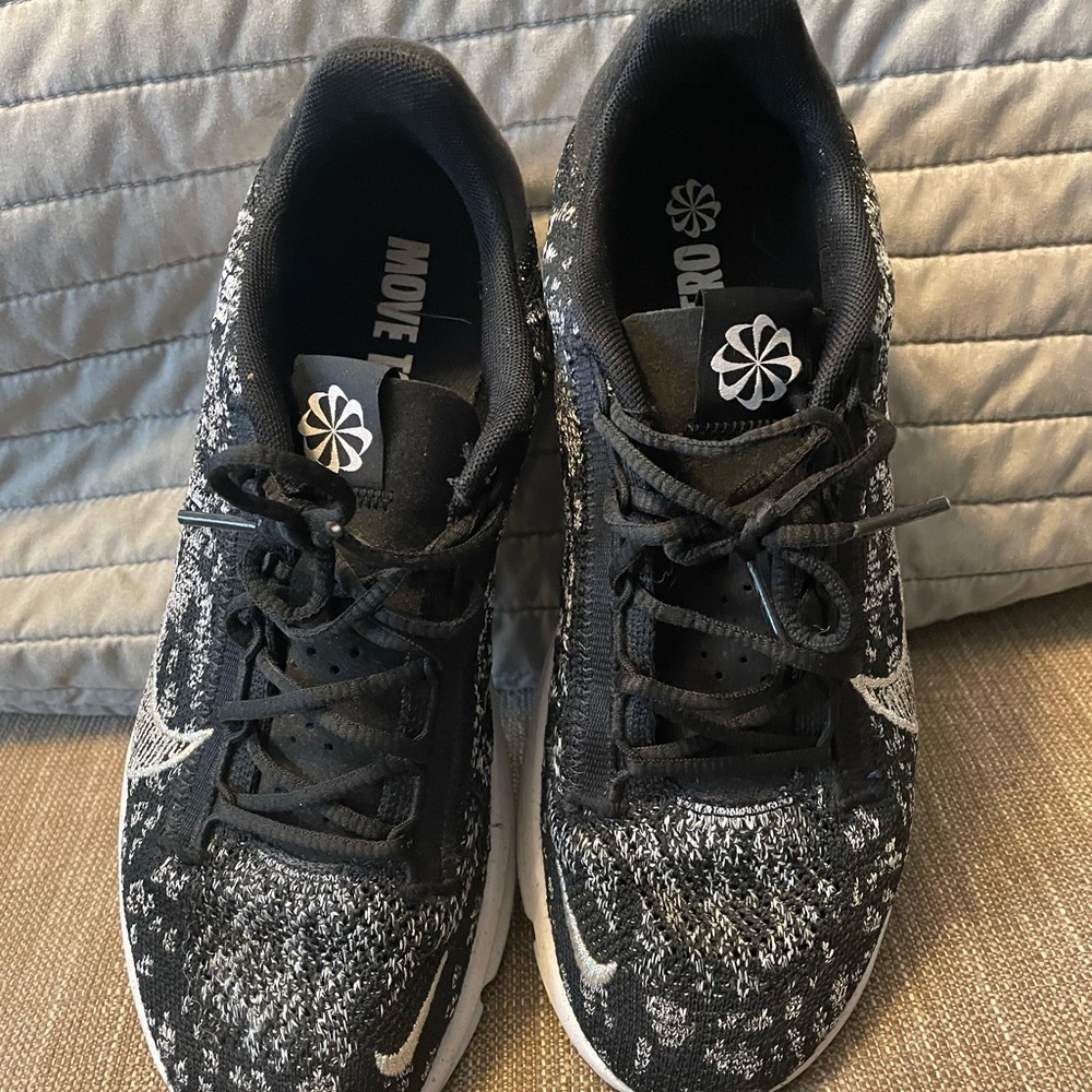 Nike Move To Zero women sneakers. Like new